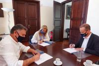 Signing of the Memorandum of Cooperation (from right, Mr. Ath. Vourdas, Mrs. Maria Kozyraki, and the Mayor Mr. Manolis Fragkakis).